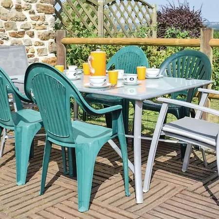 Three-bedroom Holiday In * Montpinchon